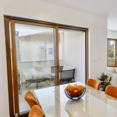 Feriehus Stylish New Zven Heated Pool