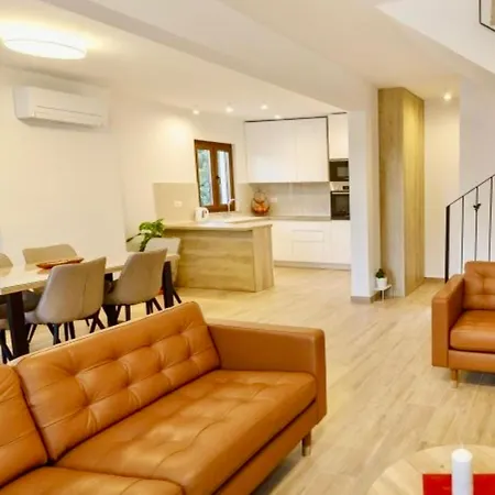 Stylish New Zven Heated Pool * Split