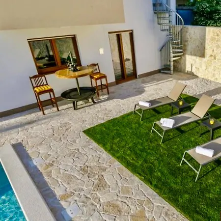 Stylish New Zven Heated Pool *
